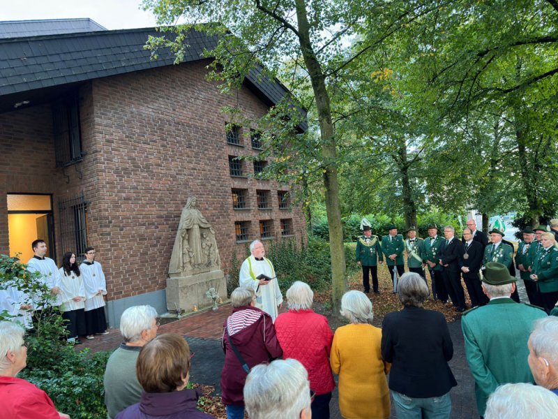 Marienandacht am neuen Standort der Schutzmantelmadonna