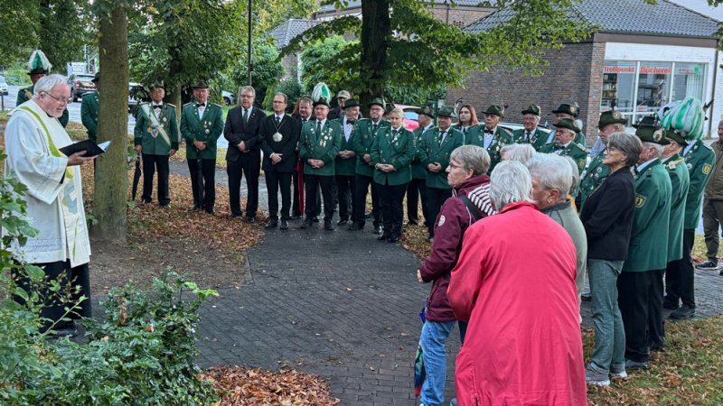 Marienandacht am neuen Standort der Schutzmantelmadonna