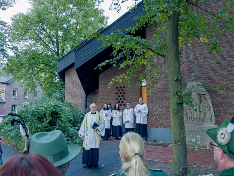 Marienandacht am neuen Standort der Schutzmantelmadonna