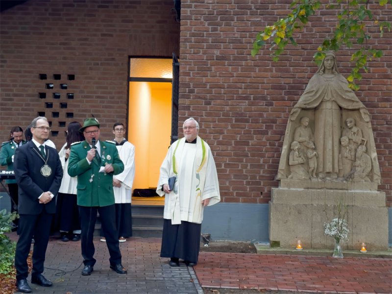 Marienandacht am neuen Standort der Schutzmantelmadonna