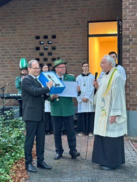 Marienandacht am neuen Standort der Schutzmantelmadonna