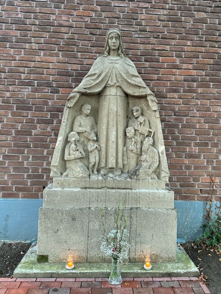 Marienandacht am neuen Standort der Schutzmantelmadonna