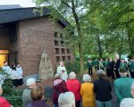 Marienandacht am neuen Standort der Schutzmantelmadonna